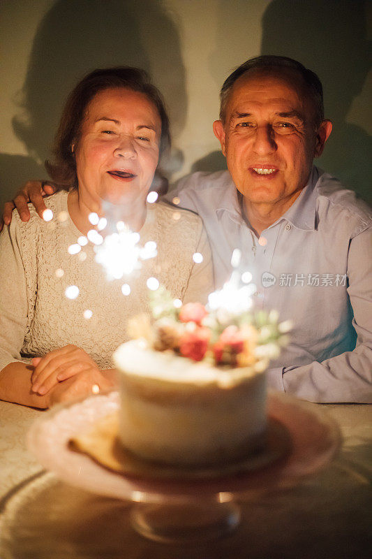 成年夫妇享用生日蛋糕