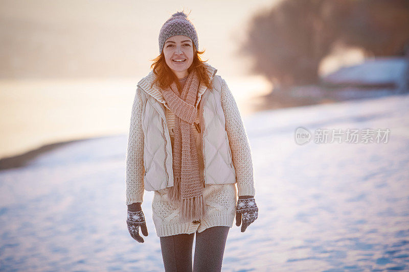 在雪地里行走的女人