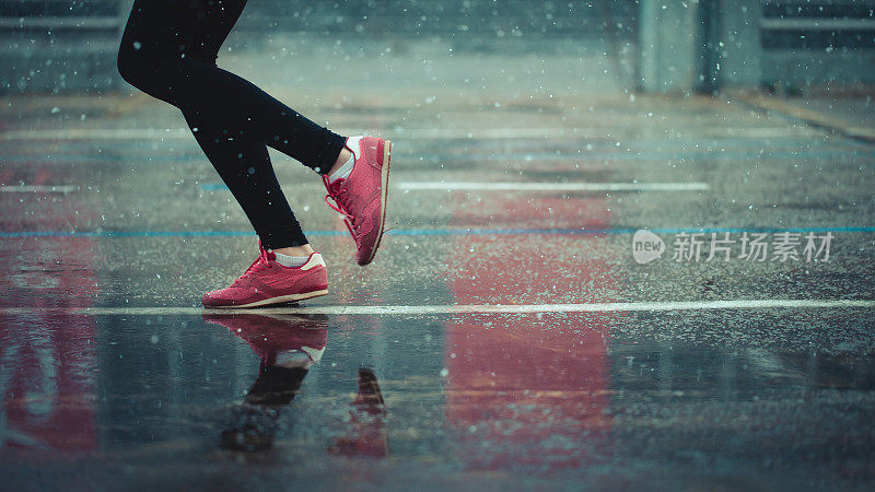 下雨天慢跑健身