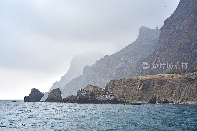 落基山脉海岸，卡拉达火山，多云的天空，大雾，克里米亚