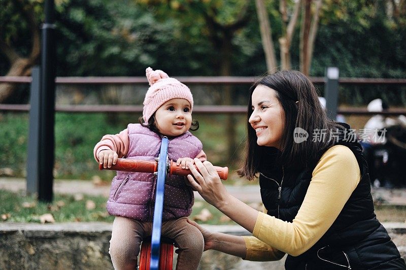 黑发妈妈花时间和她的小女孩在公园