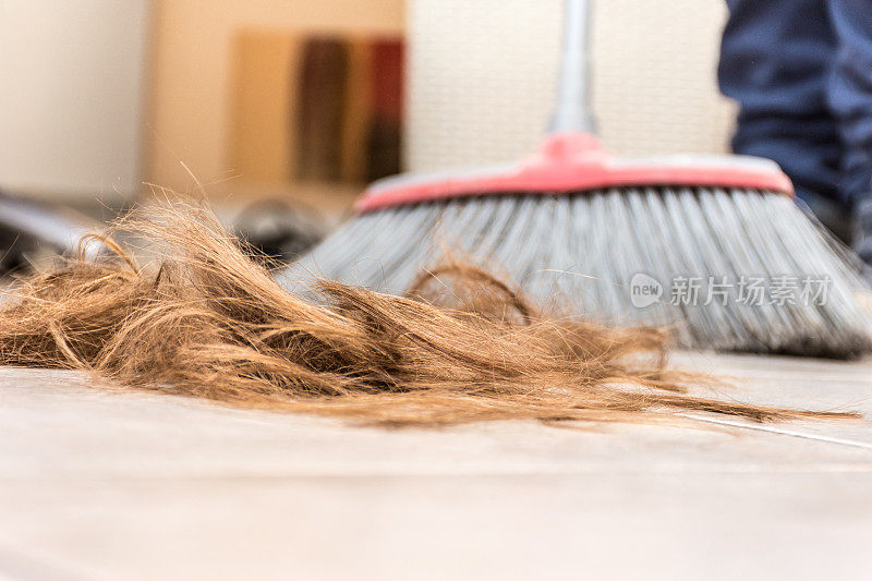 在美发店打扫地板上的头发