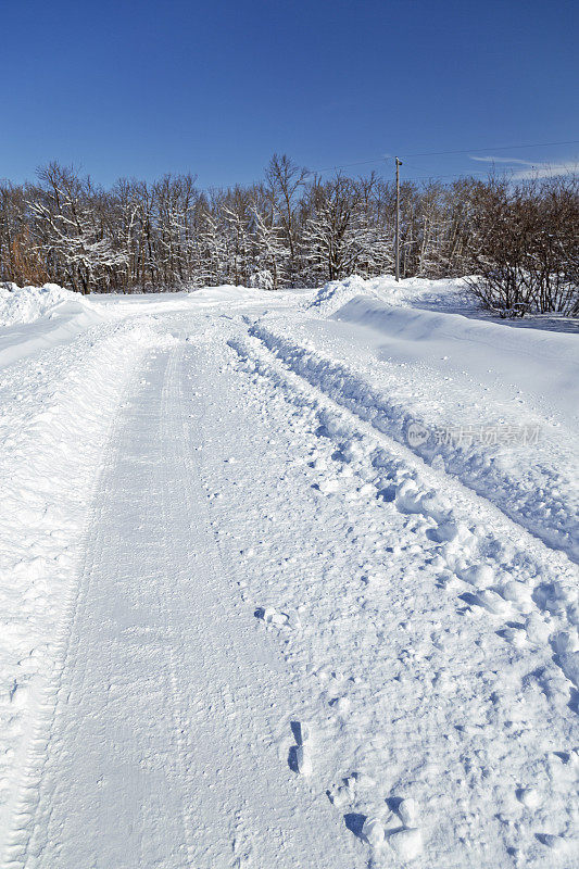 空雪覆盖的乡村路