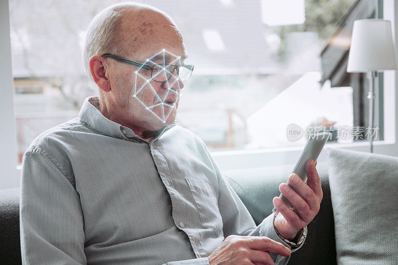 利用生物特征数据作为智能手机对老年人进行面部扫描