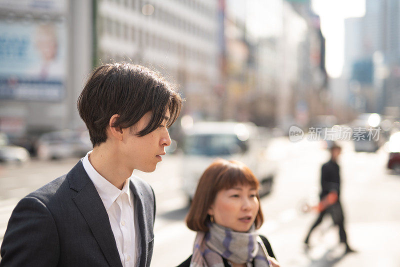 女经理和年轻商人走在大街上