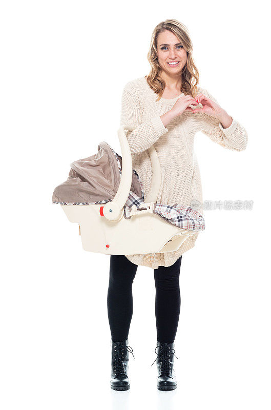 年轻漂亮的妈妈穿着毛衣抱着婴儿汽车座椅-爱