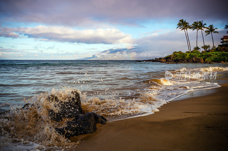 日出和彩虹在波罗海滩，在Wailea，毛伊岛，夏威夷