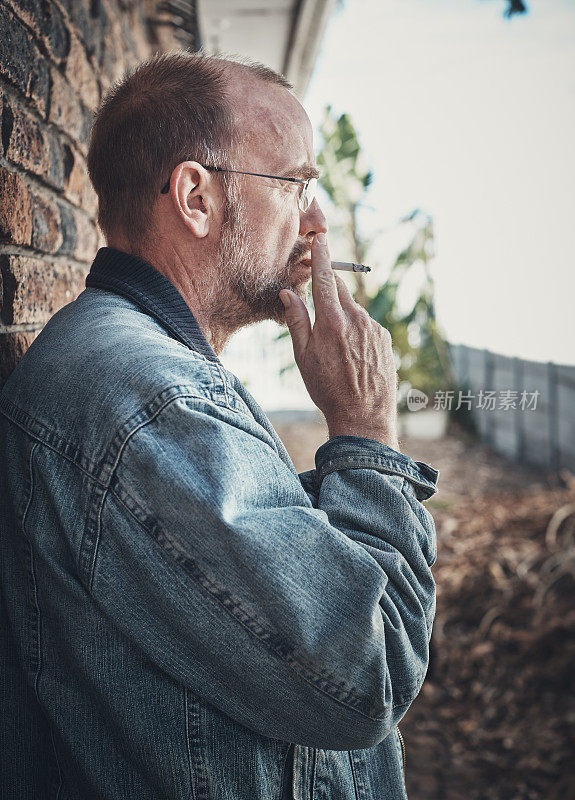 压力大的成年男子在户外抽烟