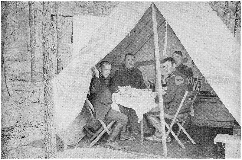美军黑白照片:军官们在帐篷里