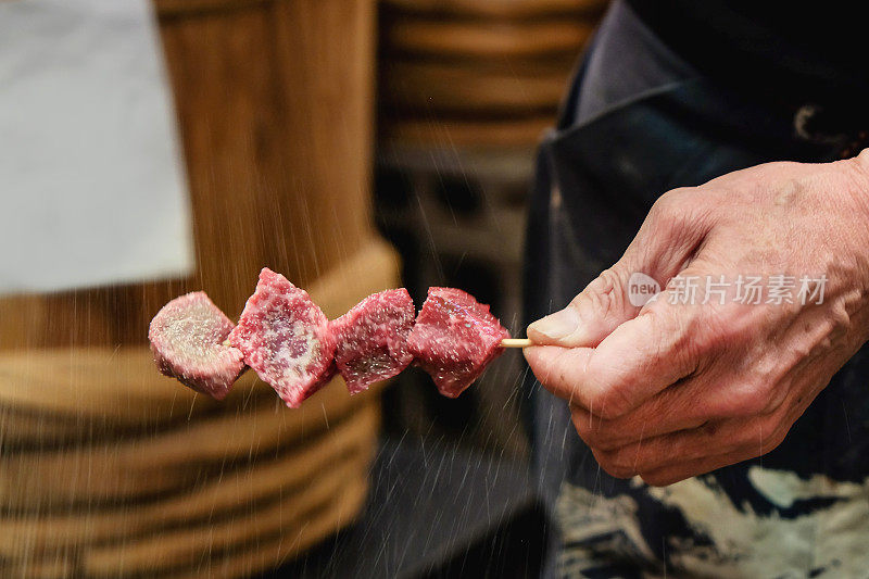 厨师腌制和牛牛肉烤鸡肉串