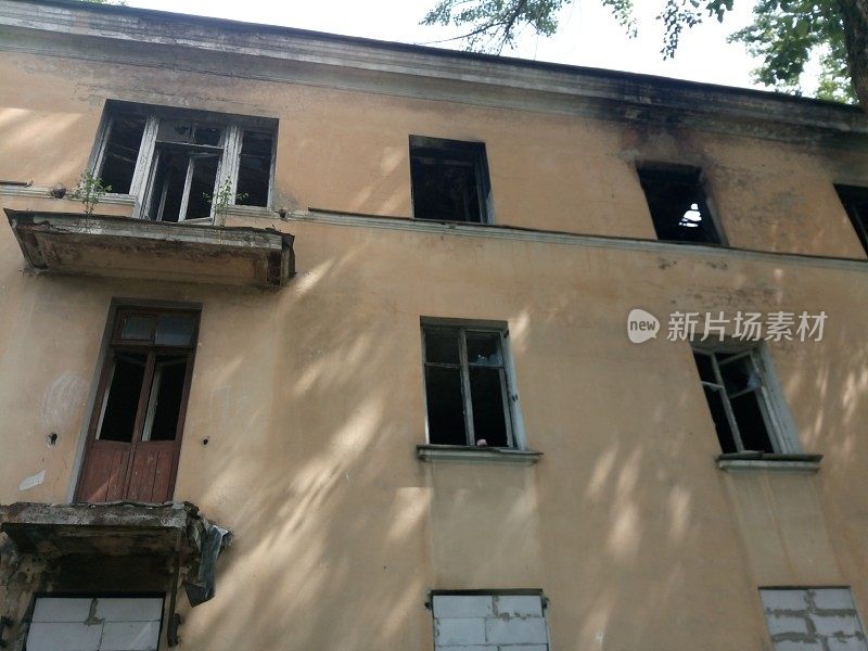 一座废弃房屋的窗户被烧毁
