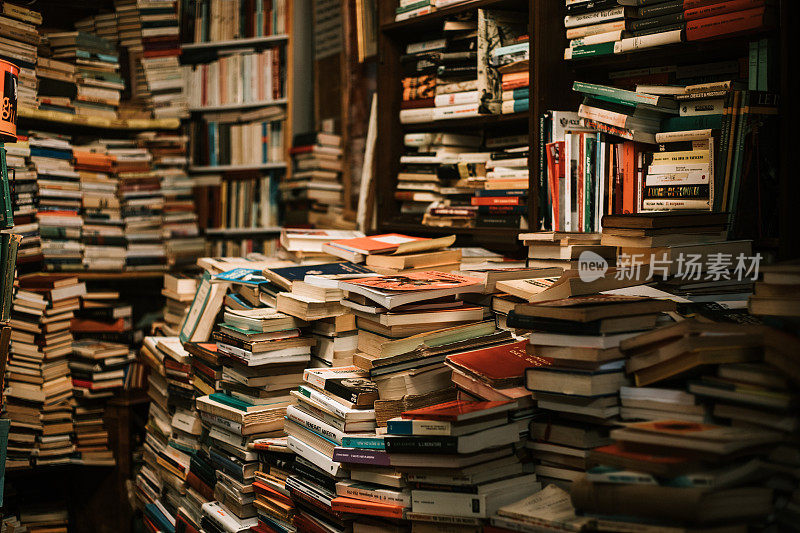 旧书店里堆积如山的书