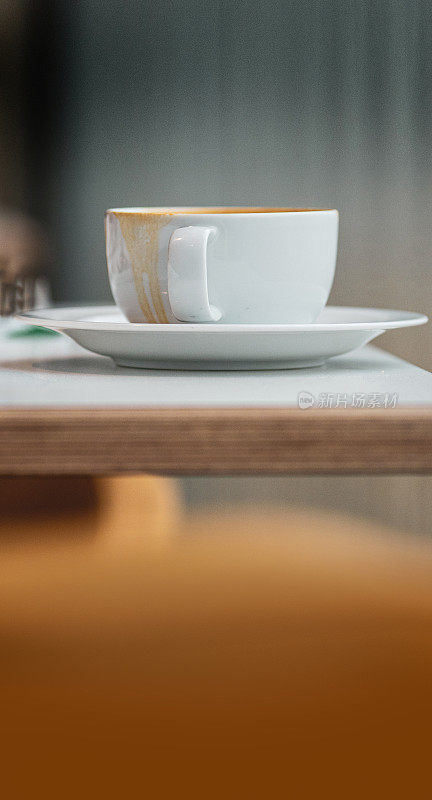 最近在一张白色的桌子上喝了一杯咖啡。顶部和底部有足够的拷贝空间