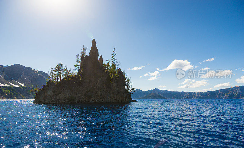 火山口湖上的幽灵船岛