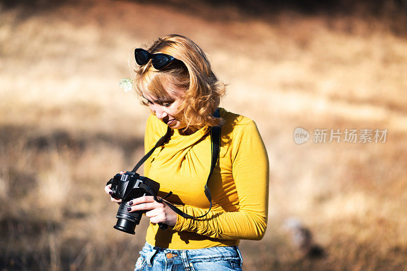 女摄影师捕捉秋天的场景