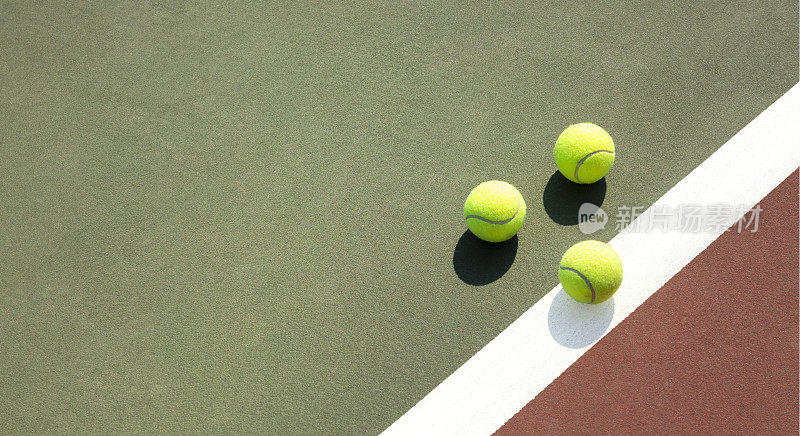 在硬地场上的一组网球