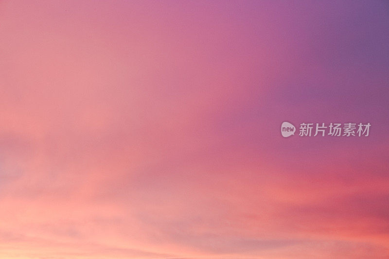 梦幻多云的天空粉红色和紫色