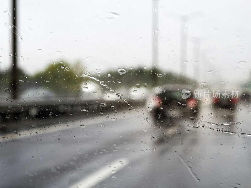 雨中在高速公路上开车，交通堵塞，在雨中在冬天开车