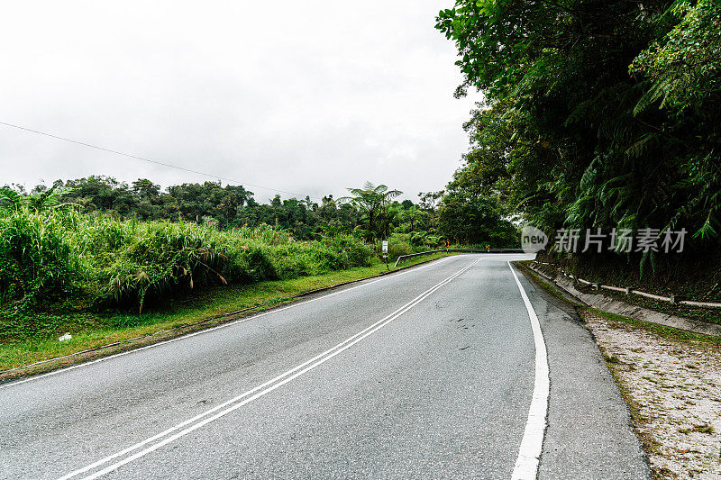 穿过卡梅隆高地的公路