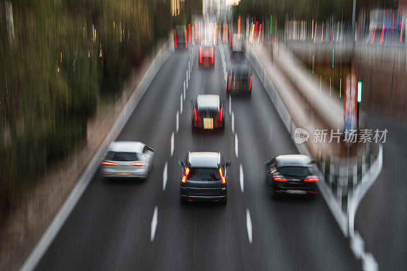 大街上行驶的汽车