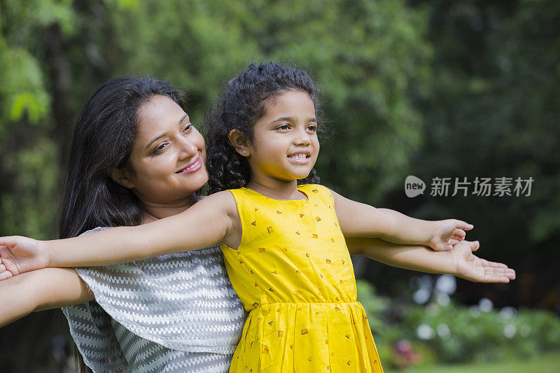 母亲和女儿库存照片