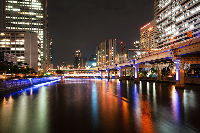 现代都市摩天大楼夜景大阪市全景