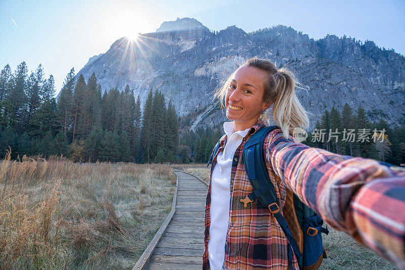 年轻女子在约塞米蒂山谷自拍-徒步旅行的女孩