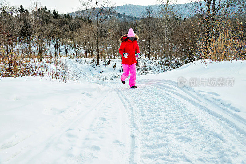 在森林里雪地上奔跑的女人