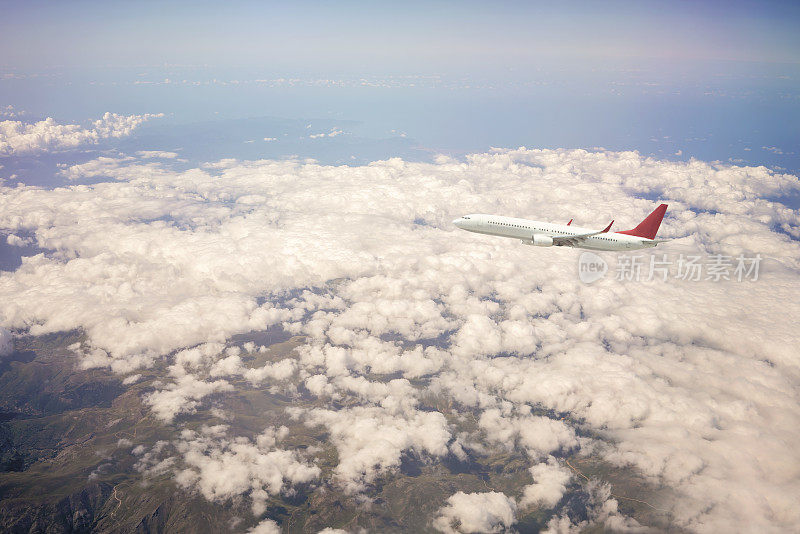 客机在云层上空飞行