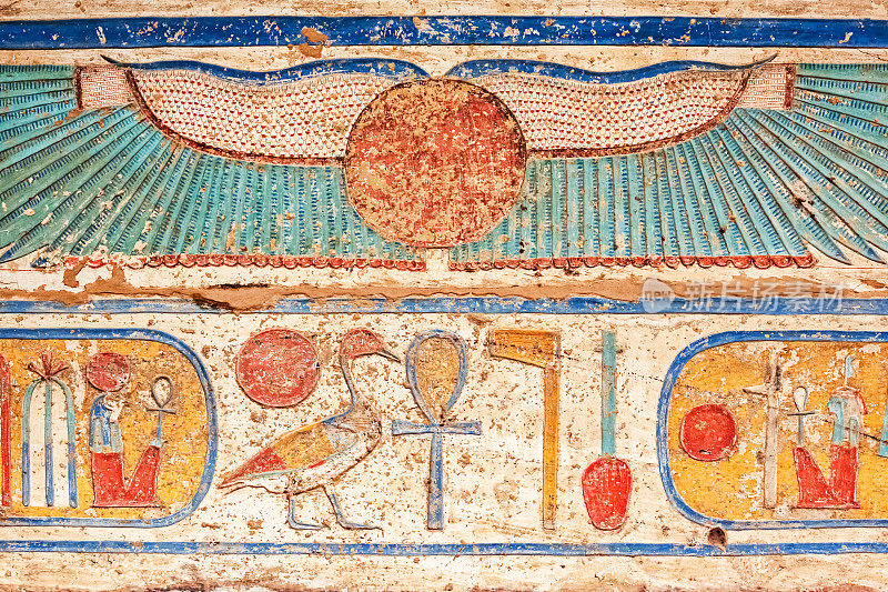 埃及哈布的拉美西斯三世神庙中的象形文字和有翼的太阳