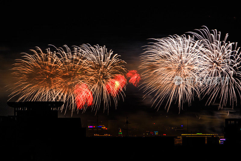 夜空焰火表演，庆祝新年的到来