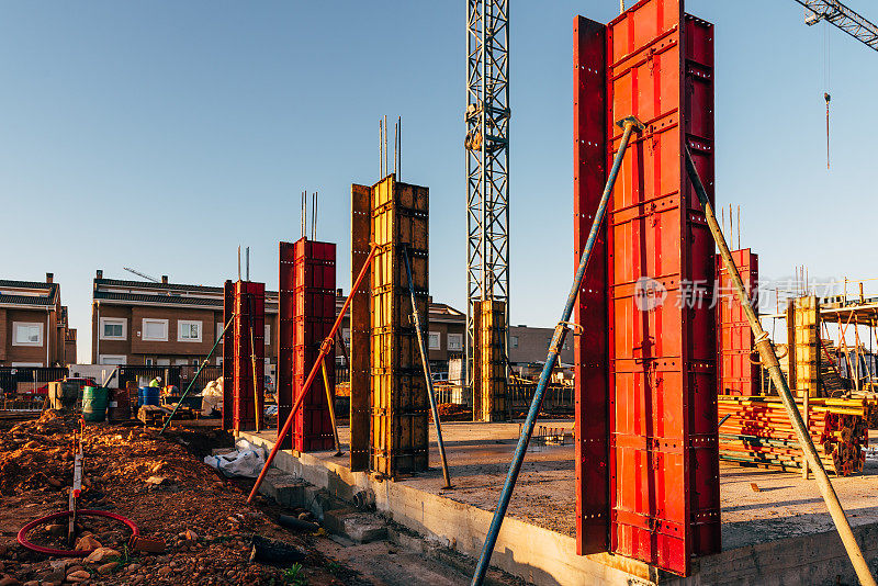 建筑工地，有钢模板和用于混凝土支柱的钢筋