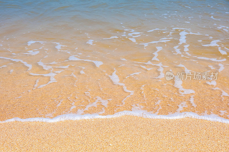 亚速海沿岸。海浪拍打着沙滩。贝壳沙滩。