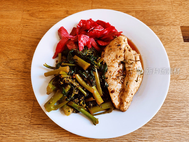 鸡胸肉配花椰菜和红卷心菜在苏格兰格拉斯哥英格兰英国