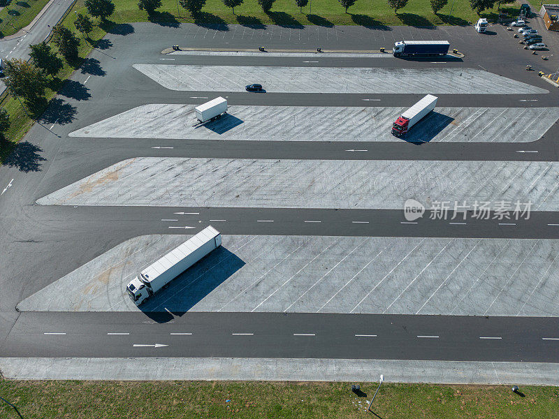 鸟瞰图的一个大型分配仓库装载码头卡车