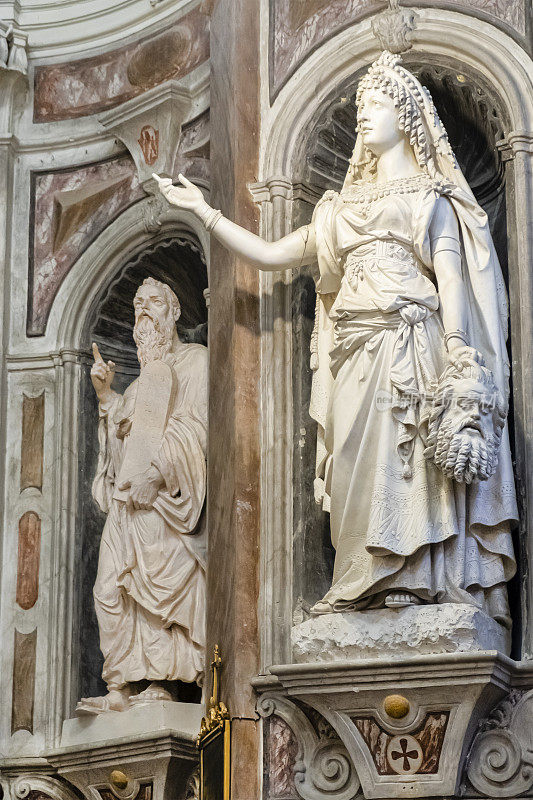 意大利里维埃拉圣雷莫的圣母圣堂中的雕像