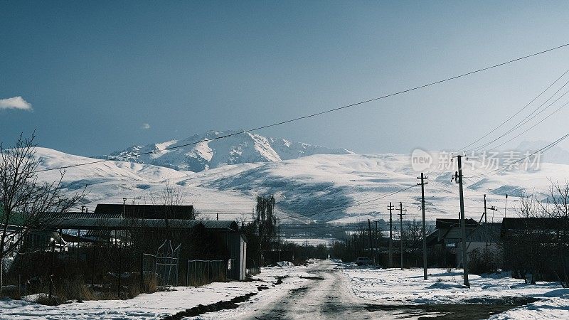 山村街道的景色