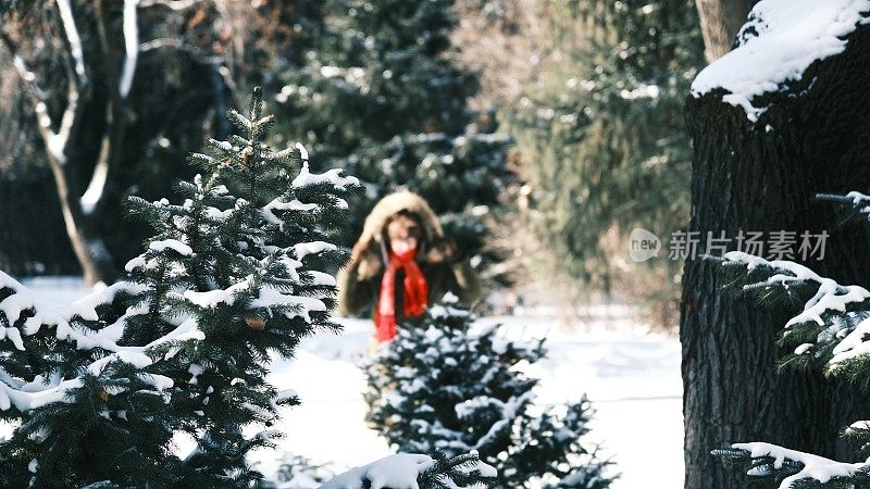 兴高采烈的女游客在冬季公园玩雪