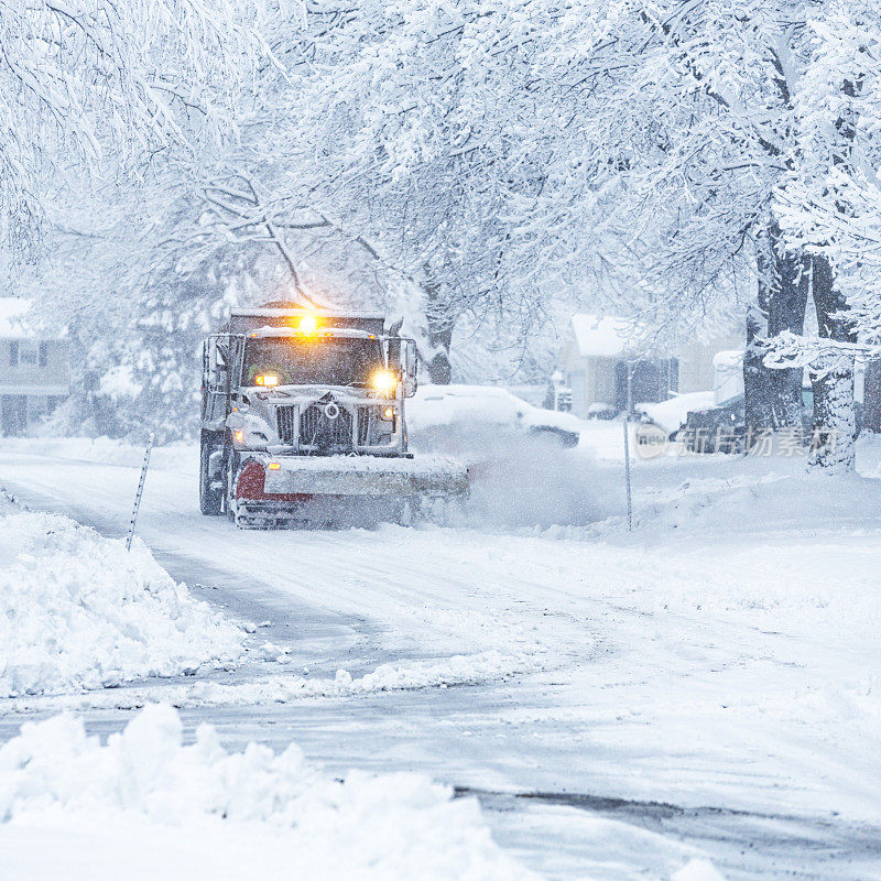 郊区街道扫雪车扫雪暴风雪