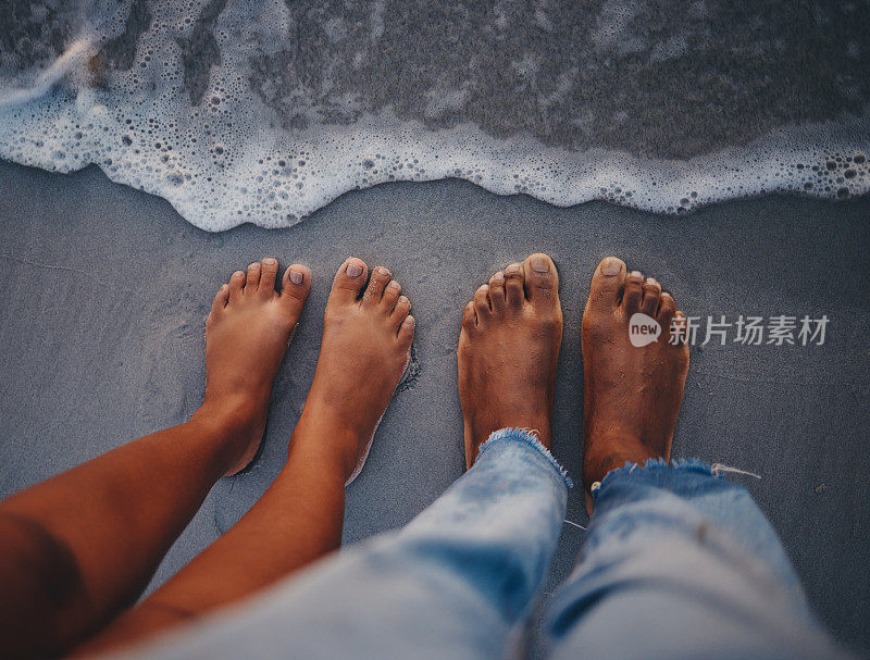 几英尺，海滩沙子和海水在海浪，自然和夏季旅游度假，蜜月约会和热带户外度假。特写上面的男人，女人和脚脚趾在海上，放松和自由