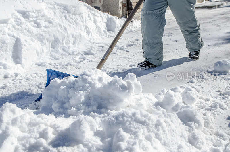 近距离拍摄铲雪