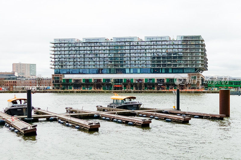 莱茵港的水上出租车和Fenix大楼