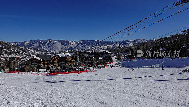 从雪道到雪山滑雪场的基地。