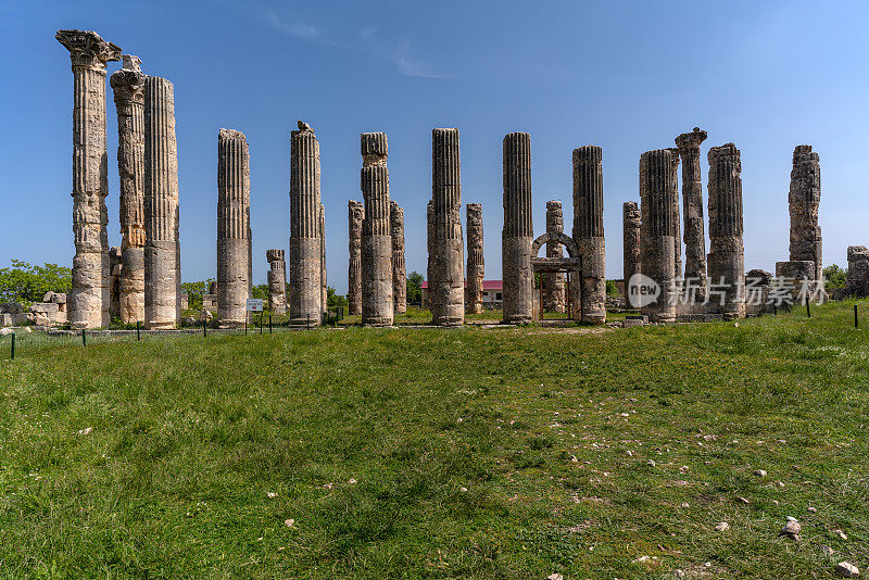 位于土耳其梅尔辛的罗马神庙教区，名为Uzuncaburc。
