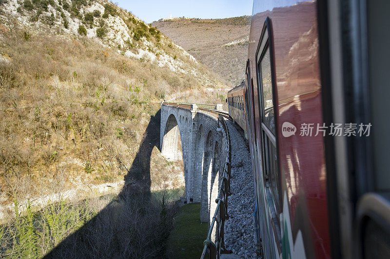 乘坐火车穿越斯洛文尼亚索尔坎大桥