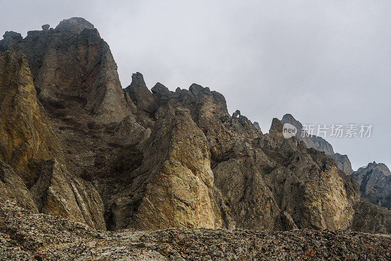 死亡城中奇异的岩石。卡拉达格保护区的Khoba-Tele山脊。克里米亚