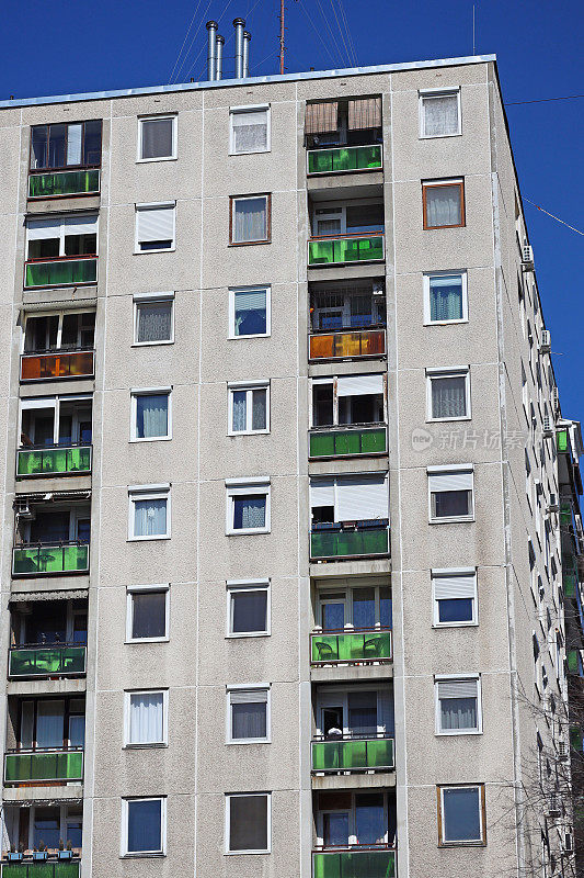 一幢高层公寓楼的窗户和阳台