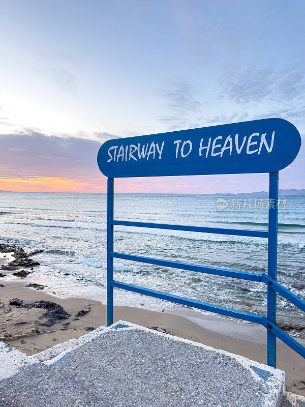 海滩上通往天堂的阶梯