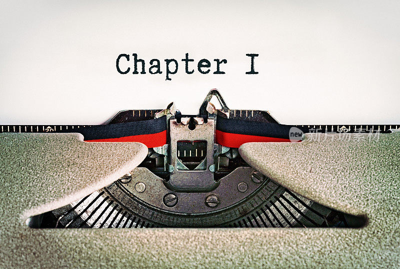 第一章，在老式老式打字机的一页纸上讲述故事的开始
