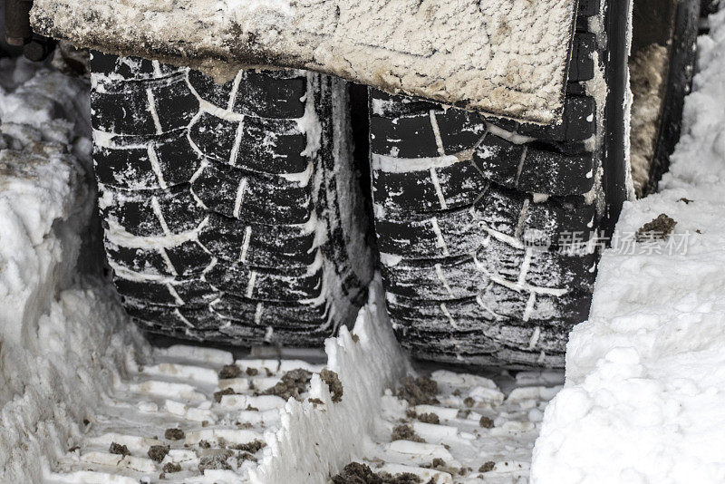 冬天雪地里的卡车车轮特写